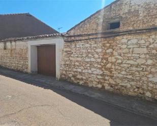 Exterior view of House or chalet for sale in Orellana la Vieja