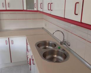 Cuina de Pis de lloguer en Linares amb Aire condicionat, Moblat i Balcó