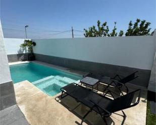 Piscina de Casa adosada en venda en El Puerto de Santa María amb Jardí privat, Piscina i Moblat