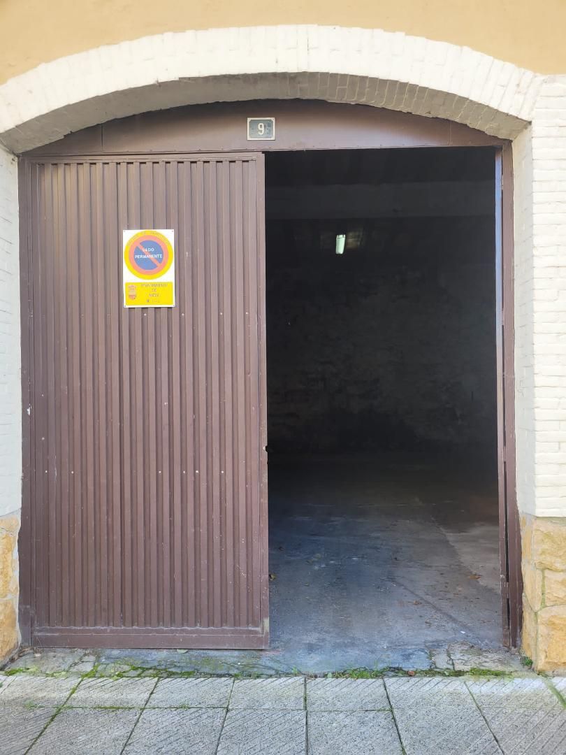 Parkplatz von Fabrikhallen miete in Nava