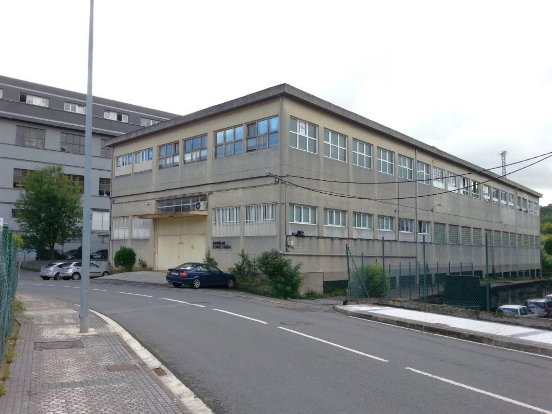 Vista exterior de Nau industrial en venda en Donostia - San Sebastián  amb Calefacció i Parquet