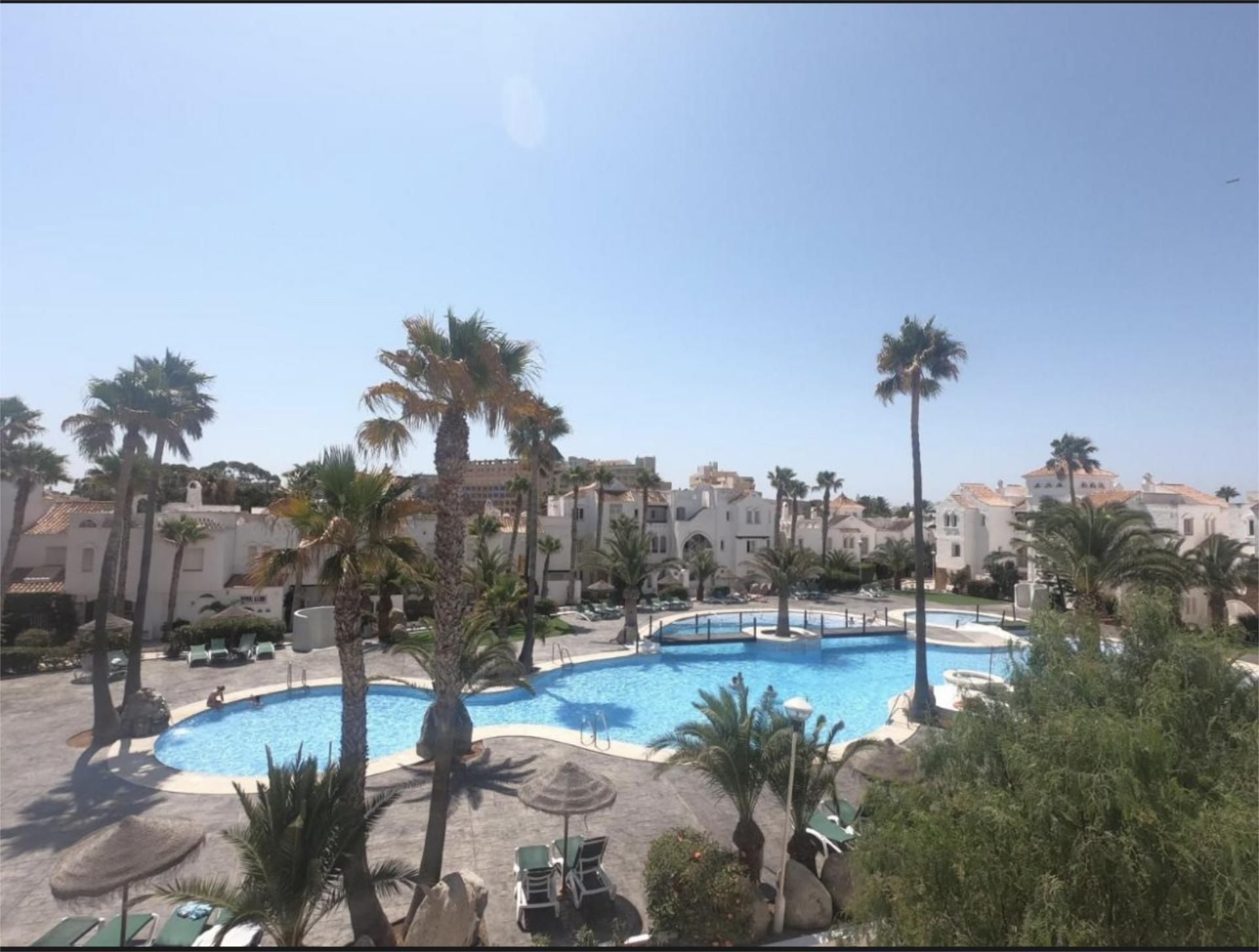Piscina de Pis de lloguer en Roquetas de Mar amb Aire condicionat, Calefacció i Jardí privat