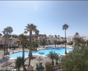 Piscina de Pis de lloguer en Roquetas de Mar amb Aire condicionat, Calefacció i Jardí privat