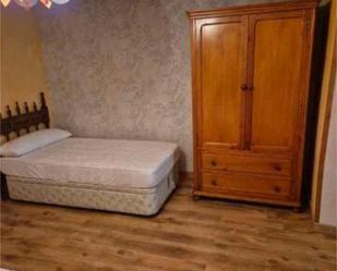 Dormitori de Apartament de lloguer en Venta de Baños amb Calefacció, Jardí privat i Moblat