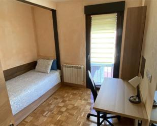 Bedroom of Flat to share in Ávila Capital  with Heating, Parquet flooring and Furnished