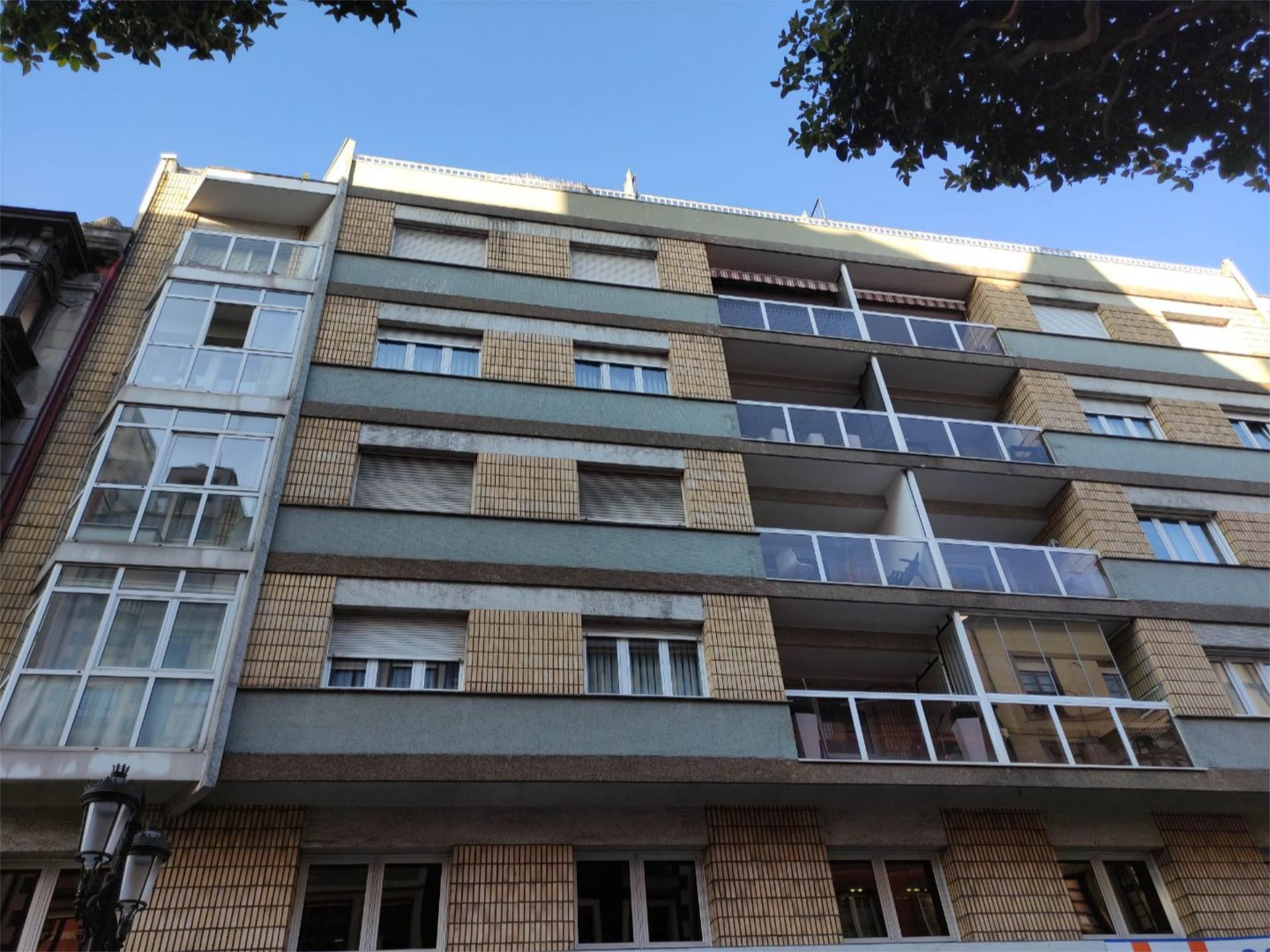 Vista exterior de Pis en venda en Oviedo  amb Balcó