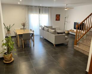 Sala d'estar de Casa adosada en venda en La Bisbal d'Empordà amb Terrassa i Balcó