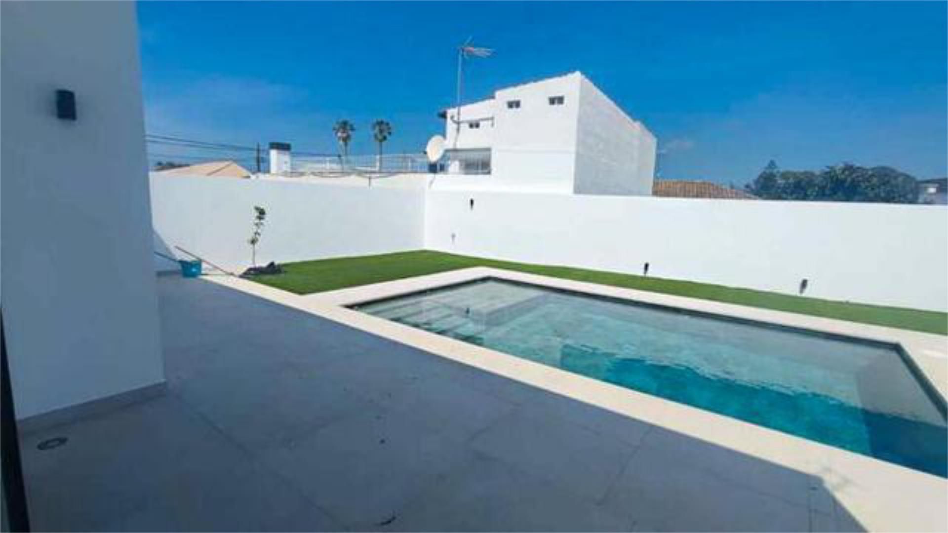 Piscina de Casa adosada en venta en Chiclana de la Frontera con Calefacción, Jardín privado y Terraza