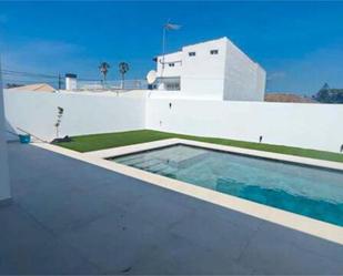 Piscina de Casa adosada en venda en Chiclana de la Frontera amb Calefacció, Jardí privat i Terrassa