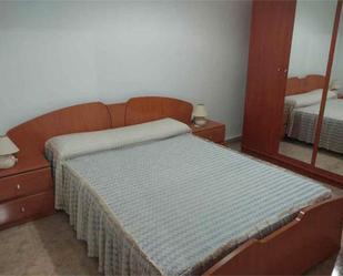 Dormitori de Apartament de lloguer en Navalvillar de Pela amb Moblat