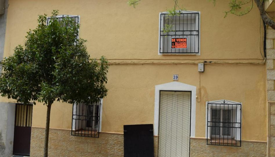 Foto 1 de Casa adosada en venda a Calle Benjamín Palencia, 39, Lezuza, Albacete