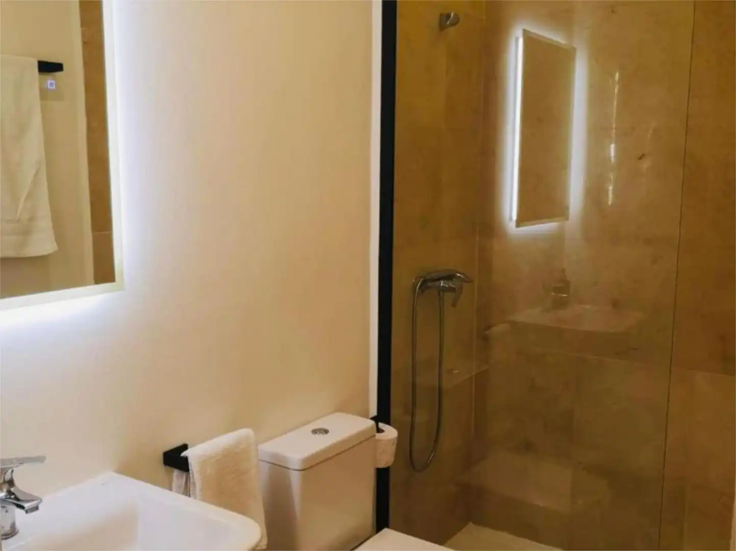 Bathroom of Flat for sale in Sevilla  with Air Conditioner, Heating and Storage room