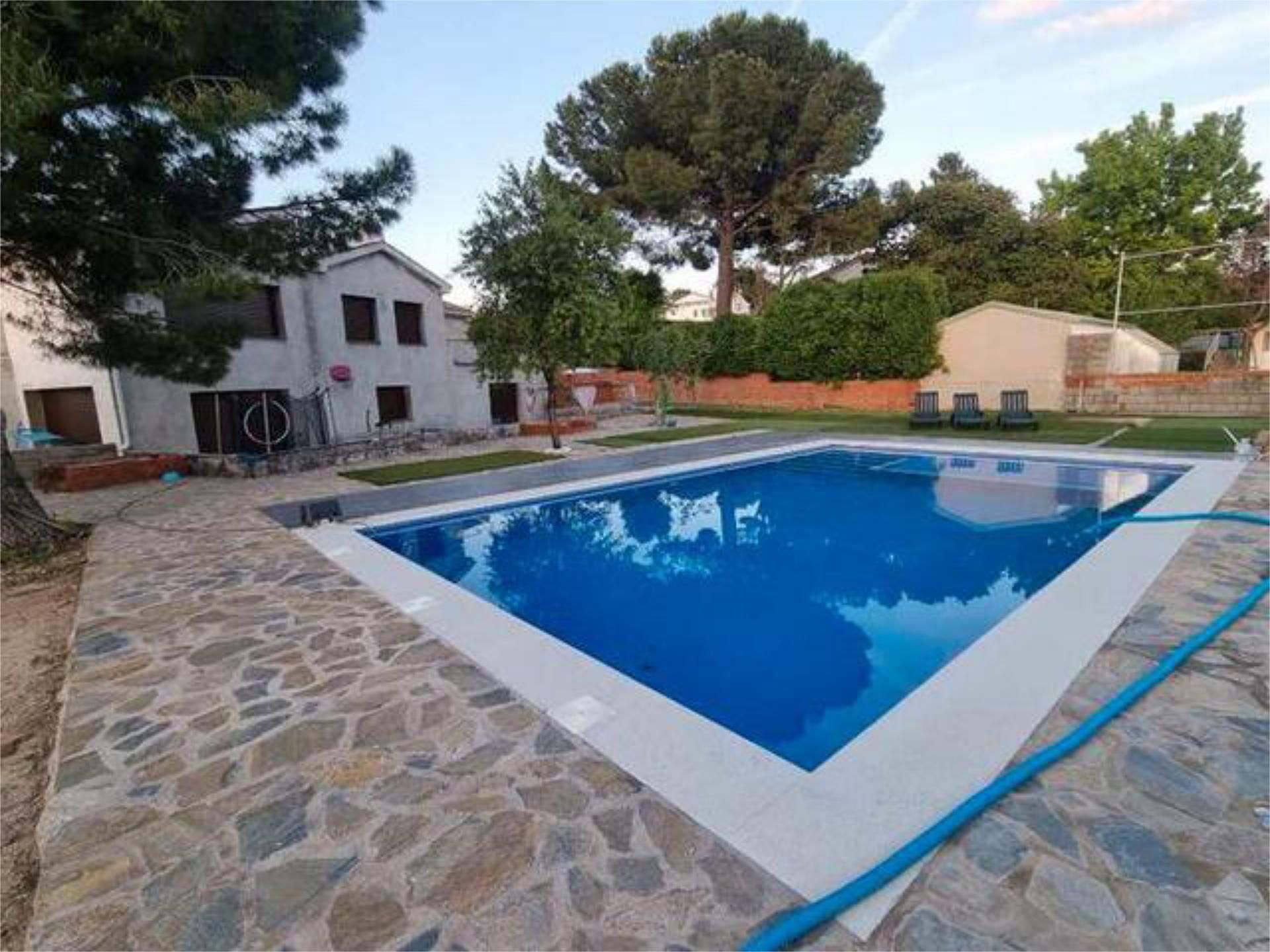 Piscina de Casa adosada en venda en Moraleja de Enmedio amb Jardí privat, Terrassa i Traster