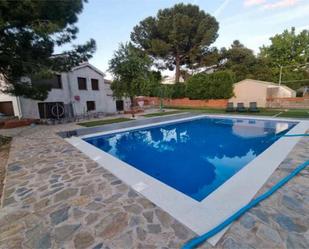 Piscina de Casa adosada en venda en Moraleja de Enmedio amb Jardí privat, Terrassa i Traster