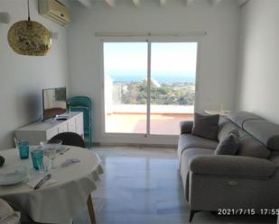 Sala d'estar de Pis en venda en Estepona amb Aire condicionat, Terrassa i Piscina