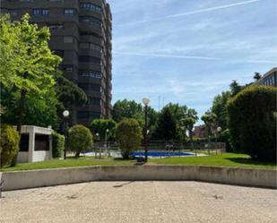 Vista exterior de Pis de lloguer en  Madrid Capital amb Calefacció, Jardí privat i Piscina