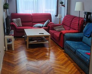 Sala d'estar de Pis de lloguer en Santiago de Compostela  amb Calefacció, Parquet i Moblat