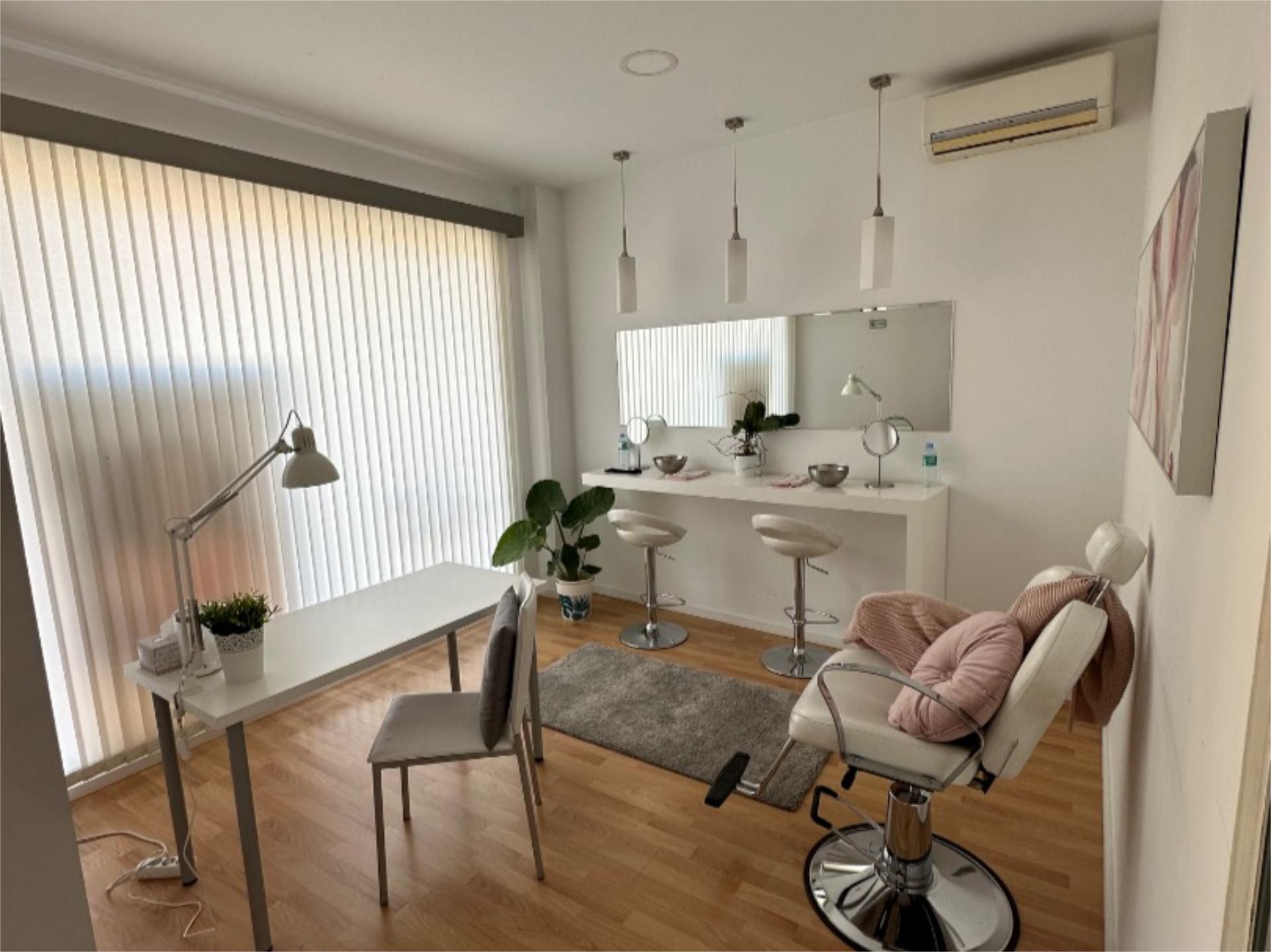 Sala d'estar de Local en venda en Yecla amb Aire condicionat i Parquet