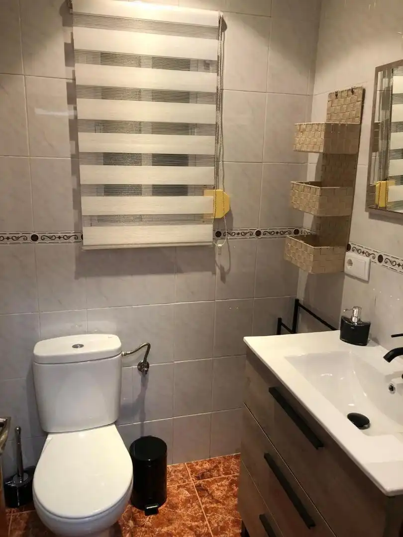 Bany de Pis de lloguer en Jaén amb Aire condicionat, Calefacció i Moblat