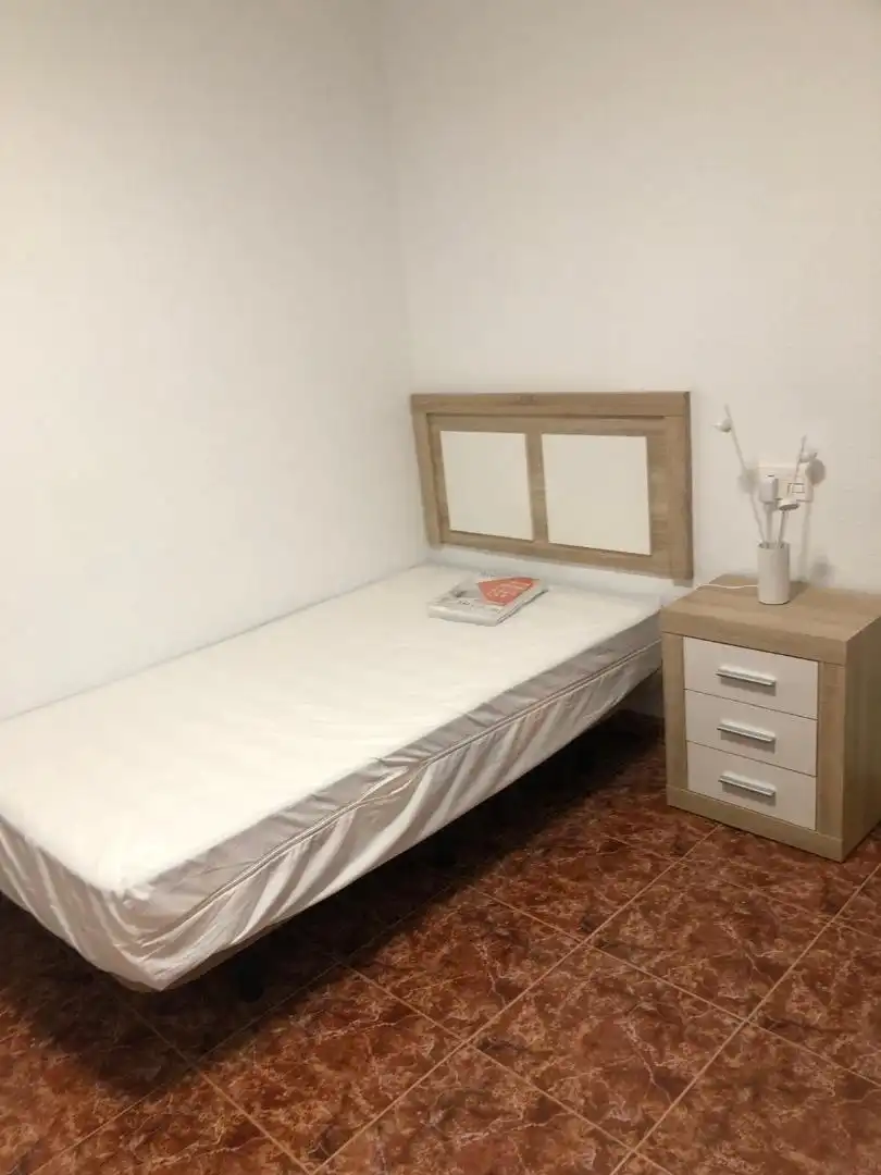 Dormitori de Pis de lloguer en Jaén amb Aire condicionat, Calefacció i Moblat