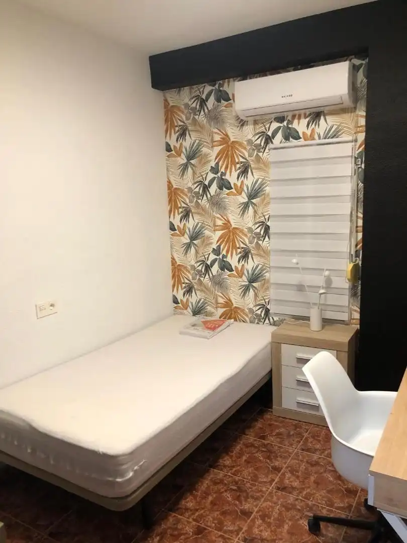 Dormitori de Pis de lloguer en Jaén amb Aire condicionat, Calefacció i Moblat