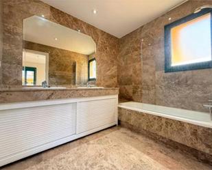 Bathroom of Apartment to rent in Marbella  with Terrace, Swimming Pool and Furnished