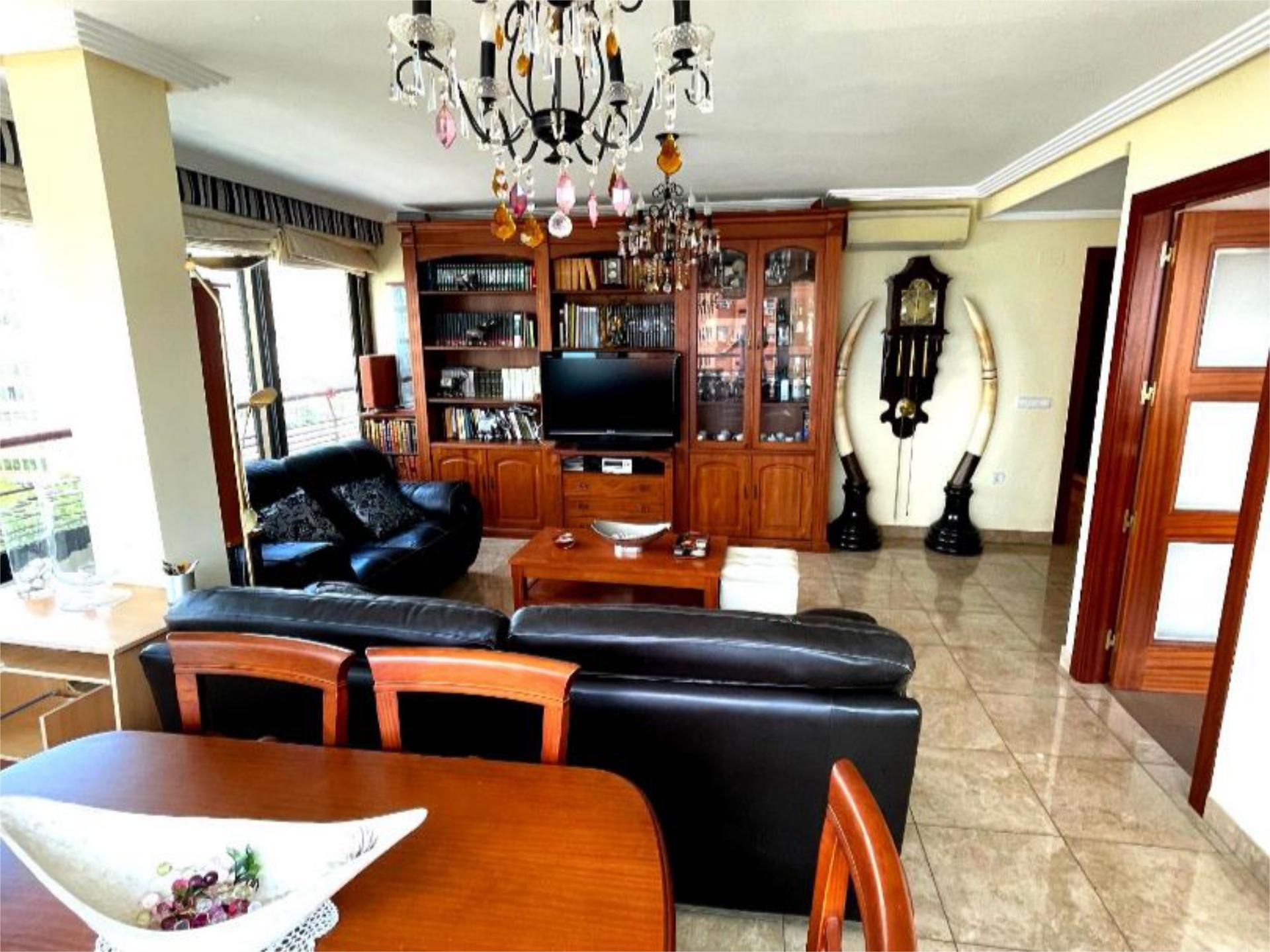 Sala d'estar de Pis en venda en Benidorm amb Aire condicionat