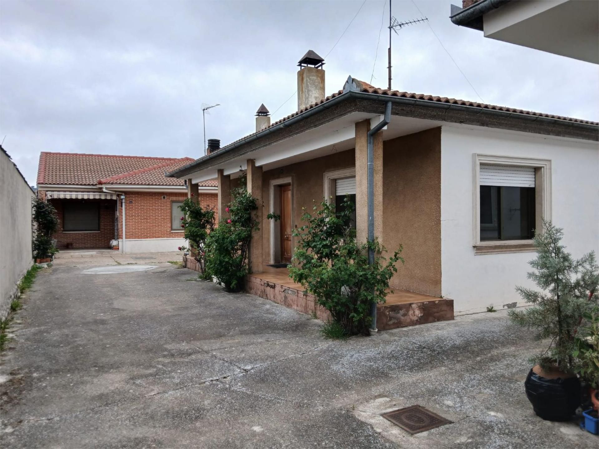 Exterior view of House or chalet for sale in Megeces
