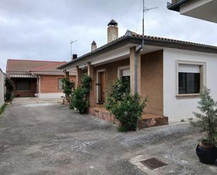 Exterior view of House or chalet for sale in Megeces