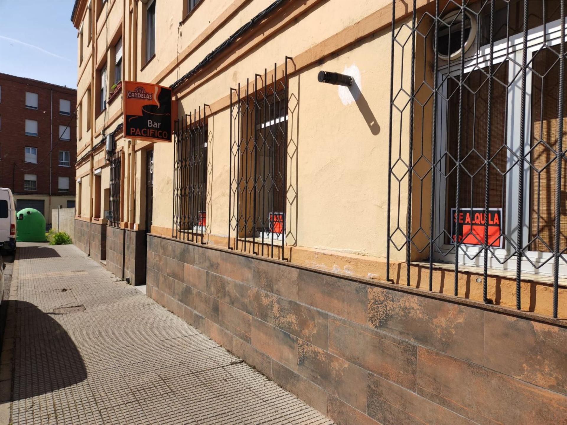 Vista exterior de Local de lloguer en León Capital  amb Calefacció, Parquet i Moblat