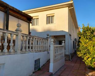 Vista exterior de Casa o xalet de lloguer en Casarrubios del Monte amb Aire condicionat, Calefacció i Jardí privat