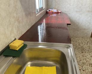 Cuina de Casa adosada per a compartir en Abenójar amb Jardí privat, Moblat i Rentadora