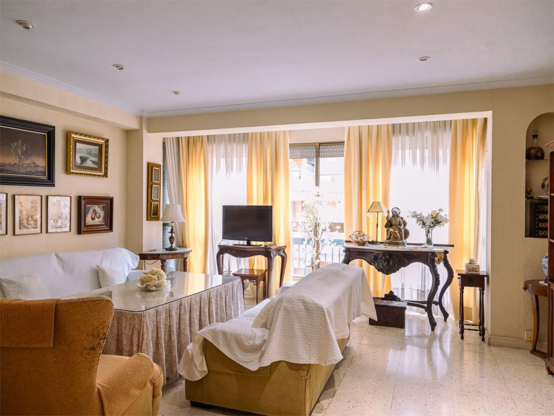 Living room of Flat for sale in  Sevilla Capital  with Air Conditioner, Heating and Furnished