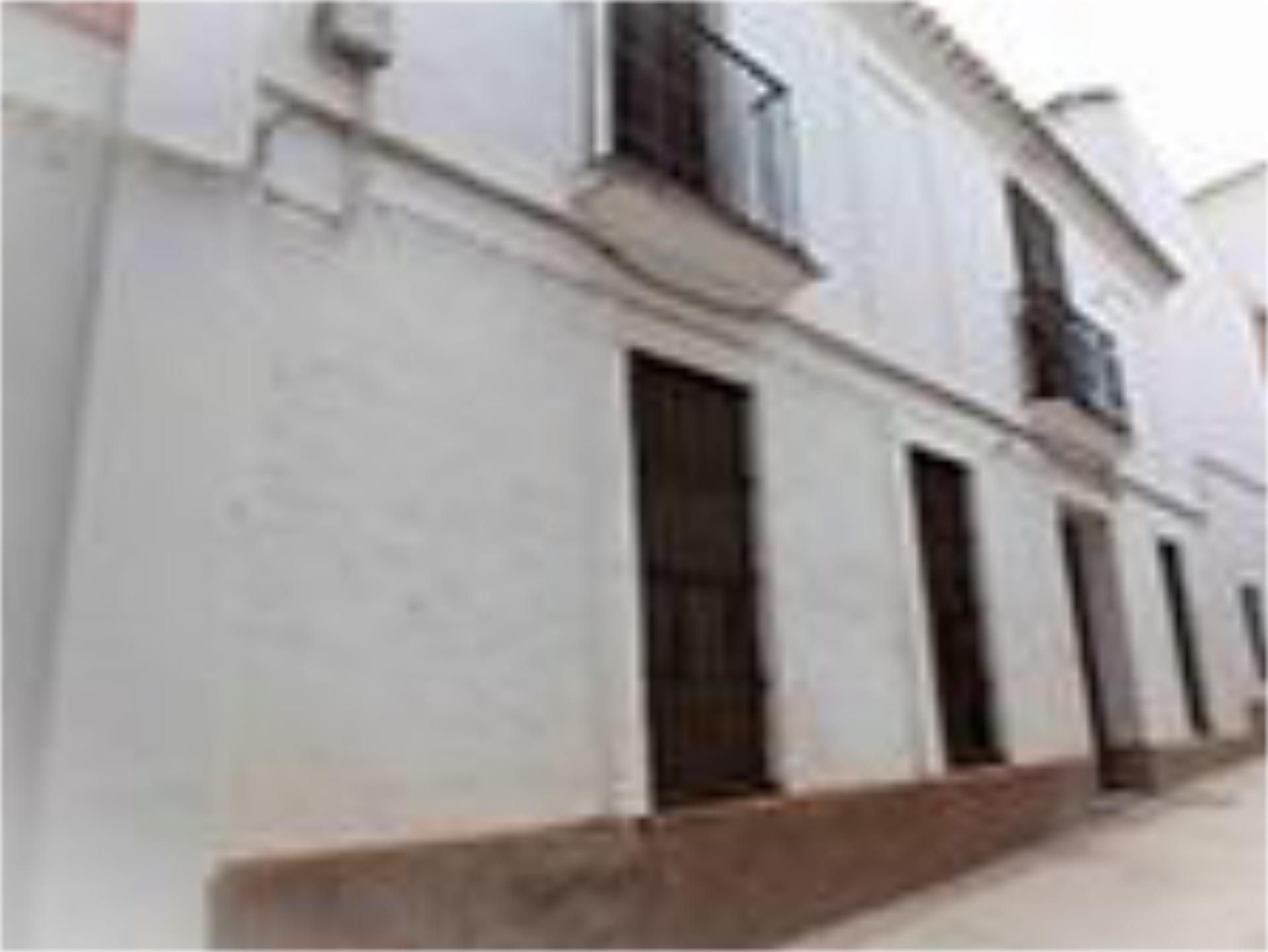 Vista exterior de Pis en venda en Carmona amb Balcó