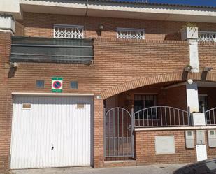 Vista exterior de Casa adosada en venda en Reus amb Calefacció, Jardí privat i Parquet