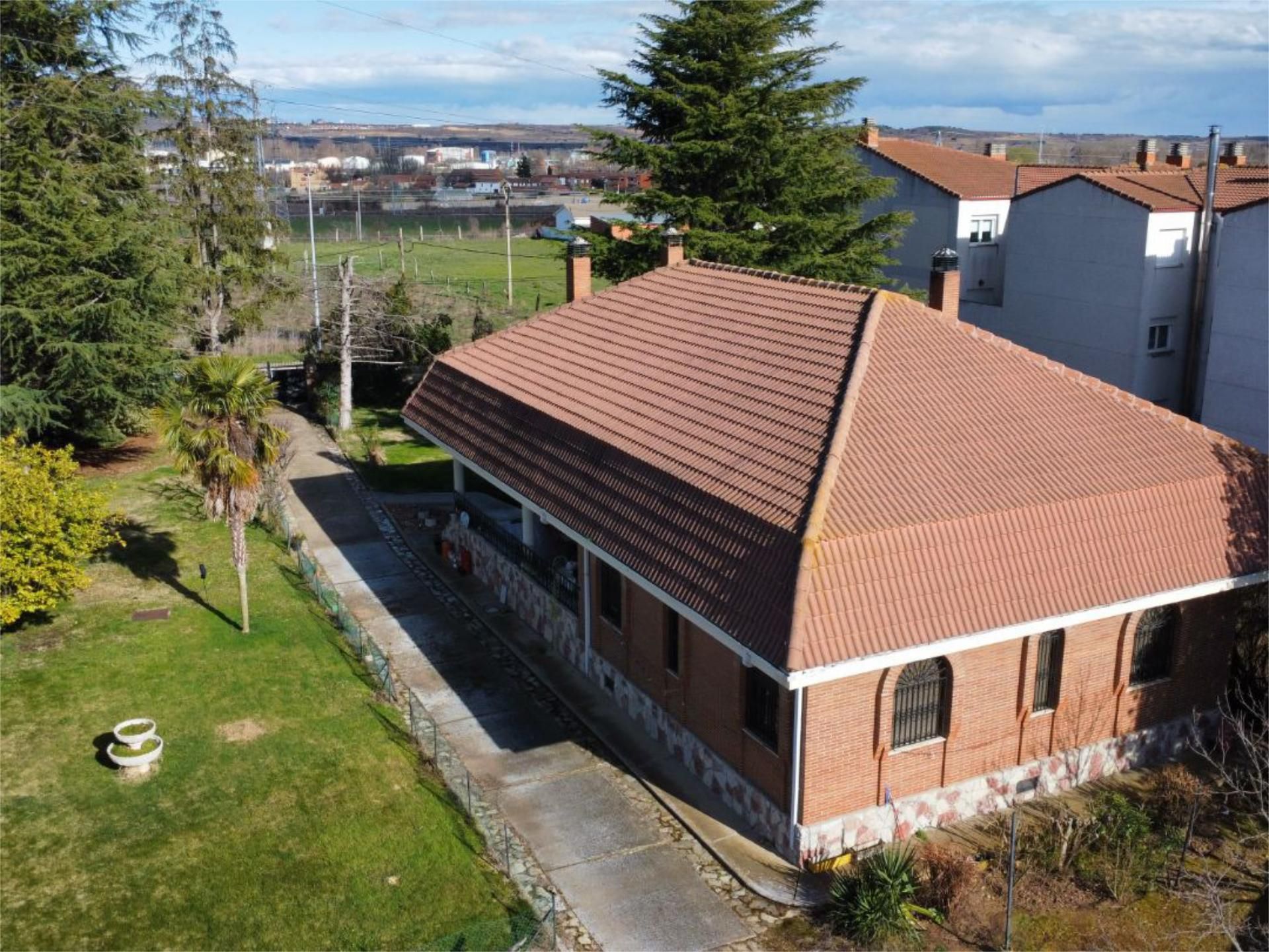 Exterior view of Flat for sale in León Capital   with Private garden, Parquet flooring and Terrace