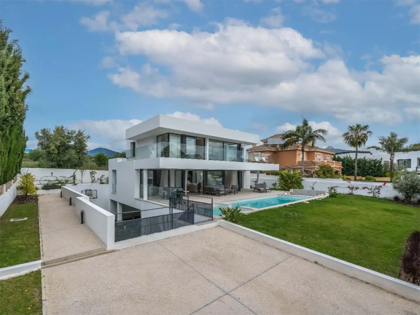 Casa o xalet en venda a Urbanización Montecarlo, 10, Nueva Alcántara Vista exterior de Casa o xalet en venda en Marbella amb Aire condicionat, Terrassa i Piscina