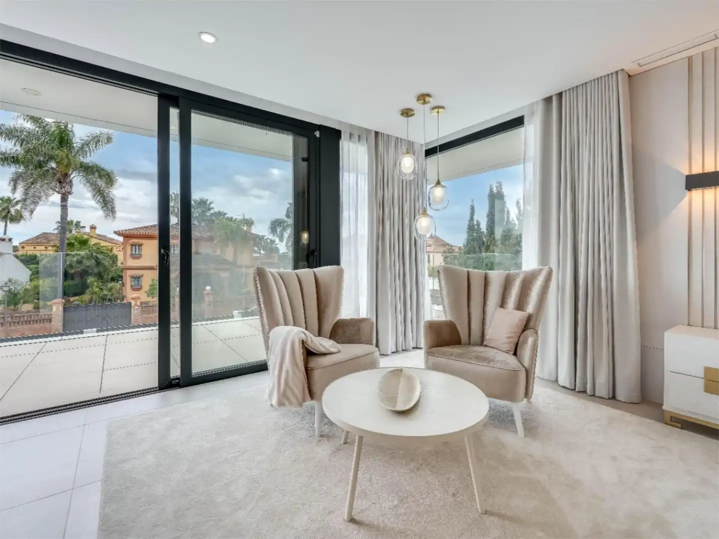 Casa o xalet en venda a Urbanización Montecarlo, 10, Nueva Alcántara Sala d'estar de Casa o xalet en venda en Marbella amb Aire condicionat, Terrassa i Piscina