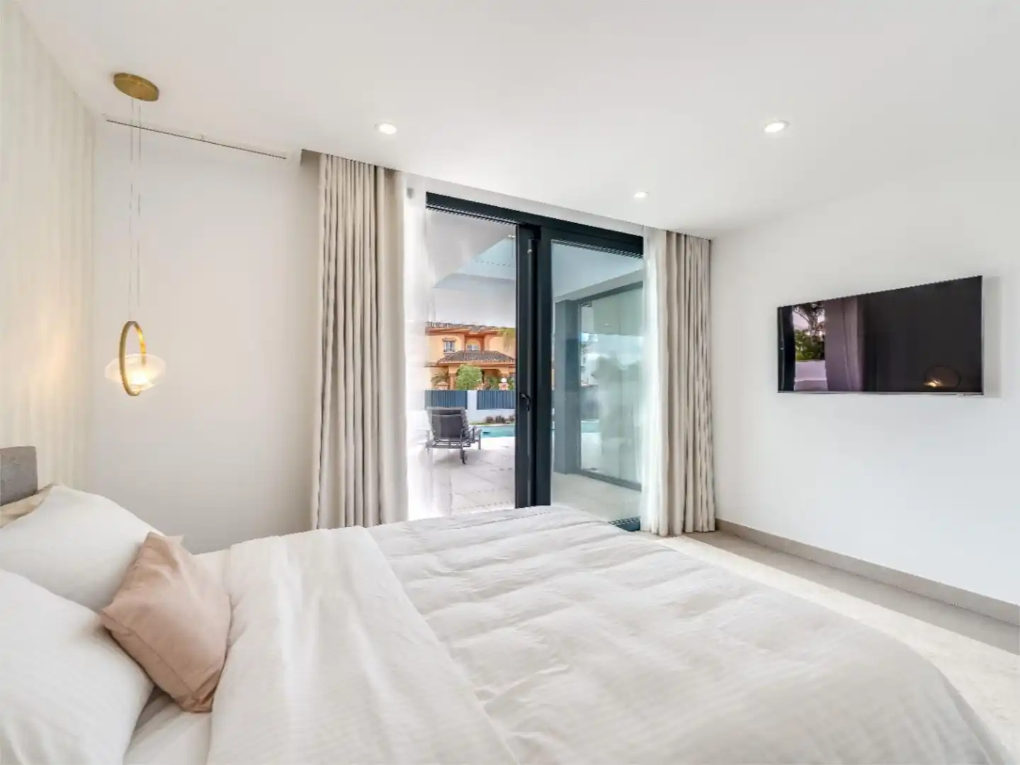 Casa o xalet en venda a Urbanización Montecarlo, 10, Nueva Alcántara Dormitori de Casa o xalet en venda en Marbella amb Aire condicionat, Terrassa i Piscina