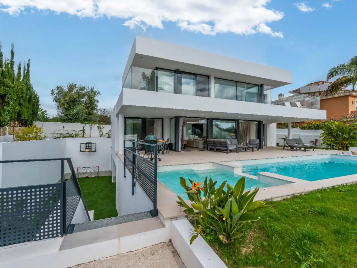 Casa o xalet en venda a Urbanización Montecarlo, 10, Nueva Alcántara Vista exterior de Casa o xalet en venda en Marbella amb Aire condicionat, Terrassa i Piscina