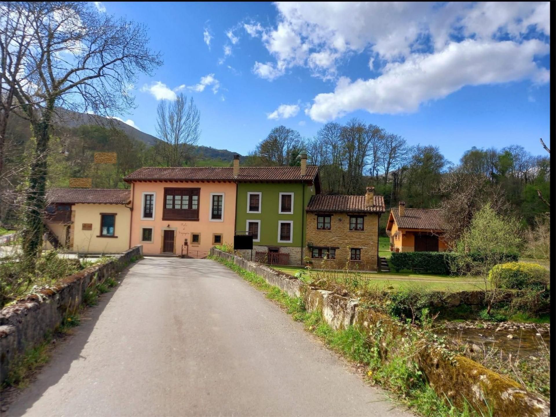 Vista exterior de Pis en venda en Nava amb Calefacció, Jardí privat i Moblat