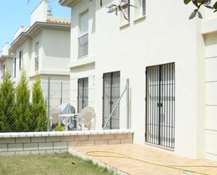 Vista exterior de Casa adosada en venda en Villanueva del Ariscal amb Aire condicionat, Jardí privat i Moblat