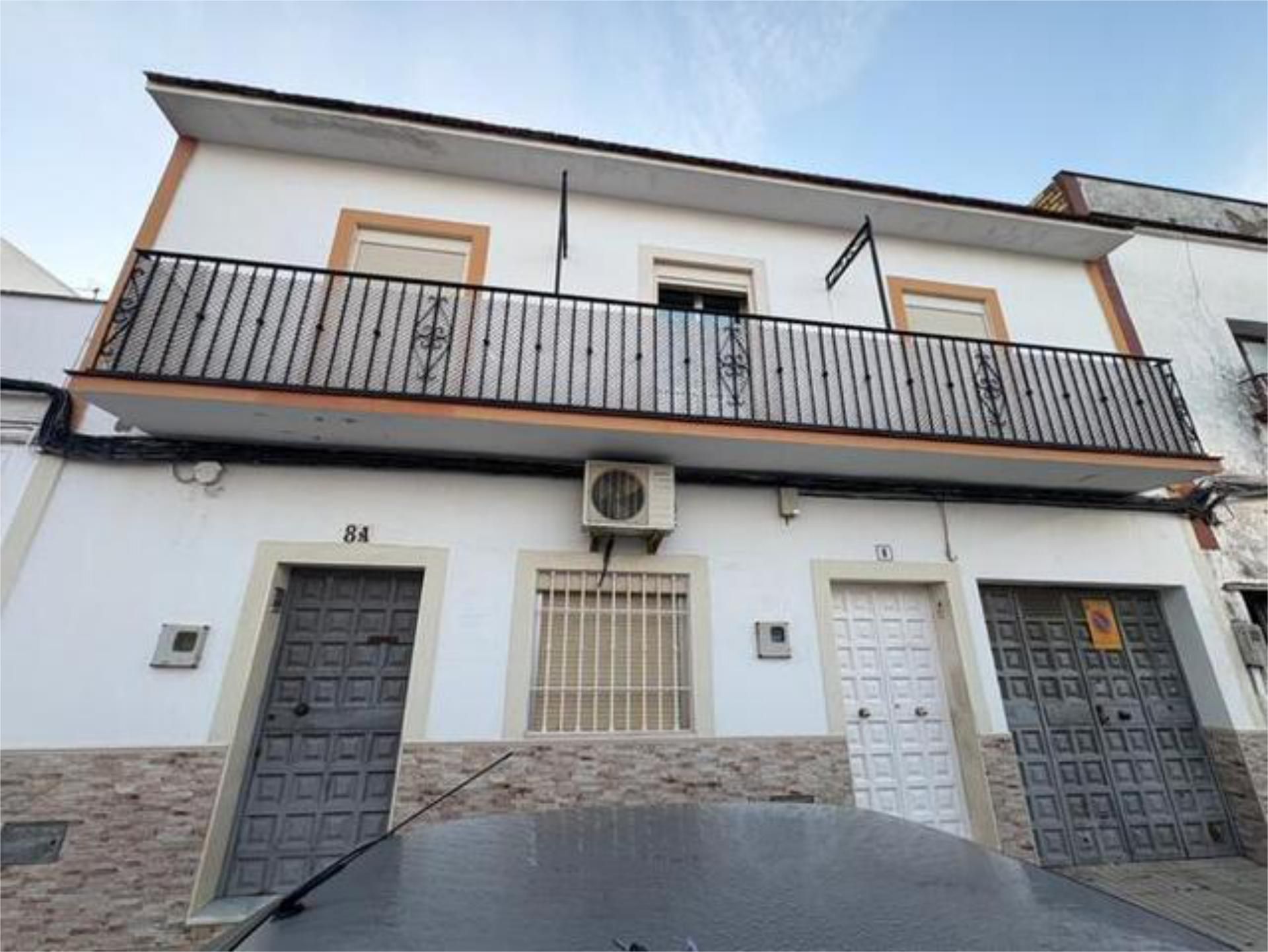 Vista exterior de Pis en venda en La Luisiana amb Calefacció, Terrassa i Traster
