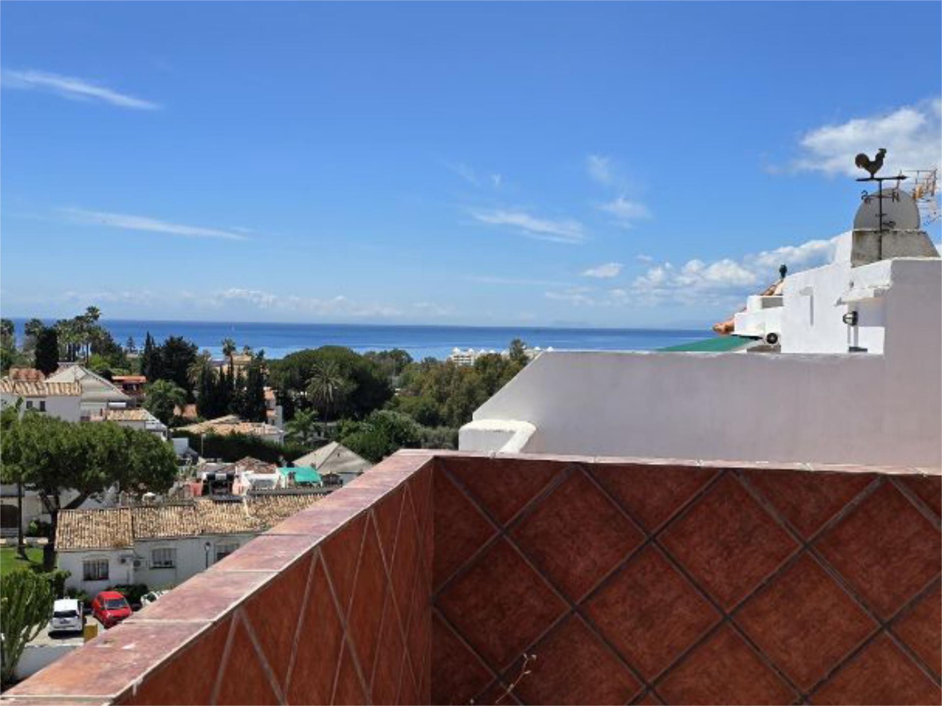 Vista exterior de Casa o xalet en venda en Marbella amb Jardí privat, Terrassa i Traster