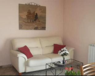Sala d'estar de Àtic de lloguer en Valdepeñas amb Terrassa i Moblat