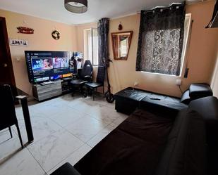 Living room of Flat for sale in Zamora Capital   with Storage room, Furnished and Oven