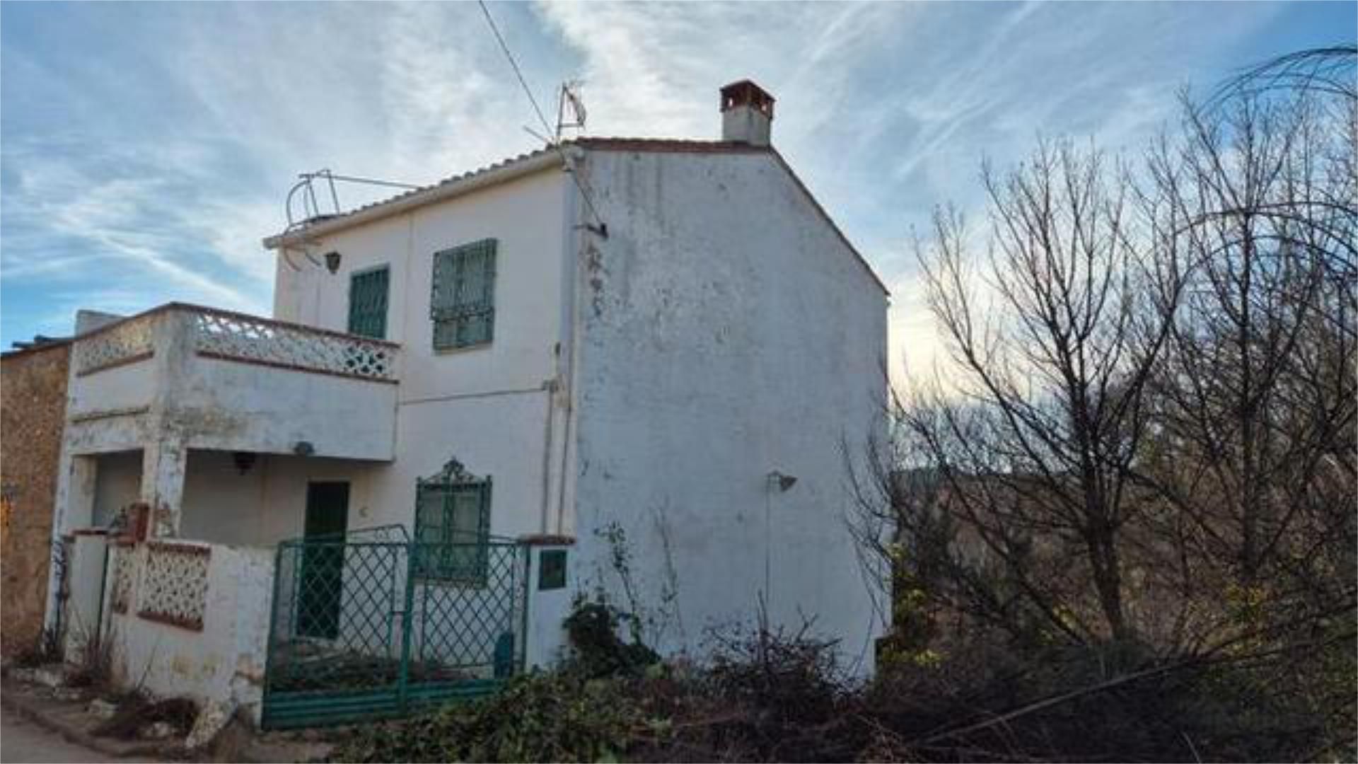 Vista exterior de Casa adosada en venda en Landete amb Jardí privat, Terrassa i Moblat