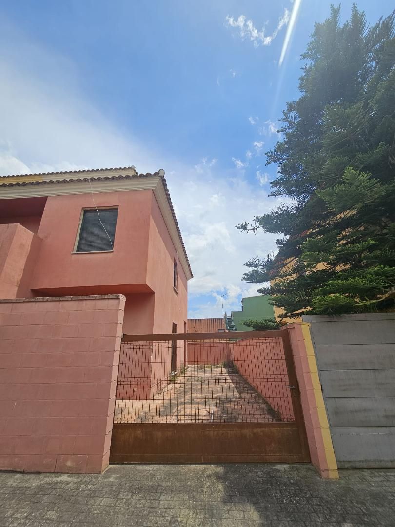 Vista exterior de Casa o xalet en venda en Burguillos amb Terrassa i Balcó