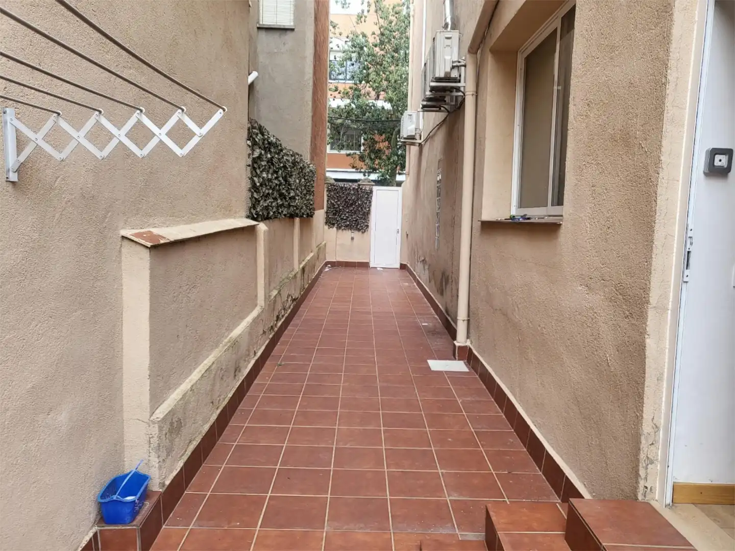 Außenansicht von Einfamilien-Reihenhaus zum Verkauf in Montcada i Reixac mit Terrasse