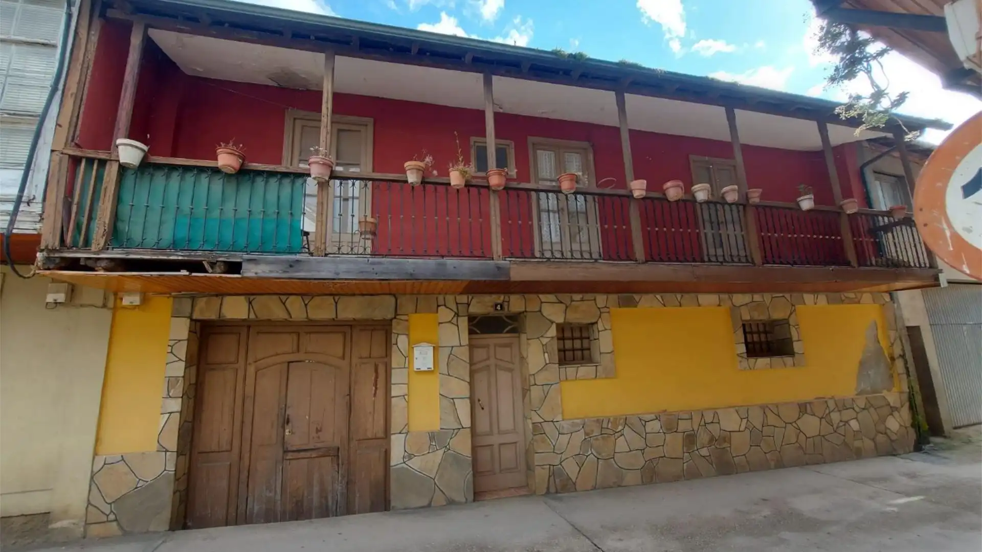 Vista exterior de Piso en venta en O Barco de Valdeorras   con Jardín privado, Terraza y Balcón